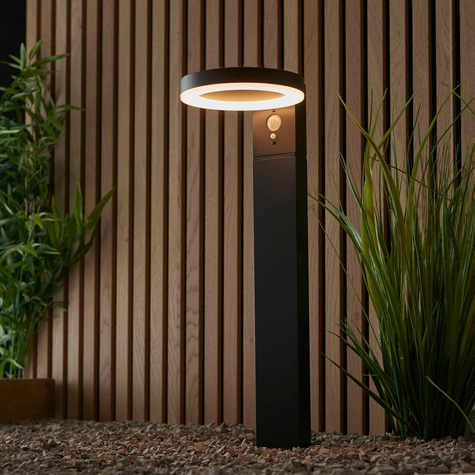 Ebro 1-Light Solar Floor Lamp (Motion Sensor)